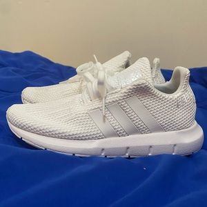 Kids white Adidas U Path Run size 2.5